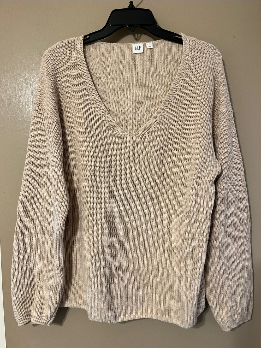 GAP V-Neck Ribbed Knit Sweater in Light Beige